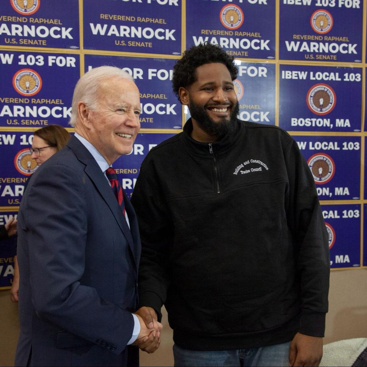 TheDemocrats's tweet photo. President @JoeBiden joined union workers in Boston to phone bank for @ReverendWarnock! 

Georgia, there are 2 days left. Make sure you’re ready to vote at https://t.co/7IKm5FGLnl. https://t.co/BSSuVKI5zv