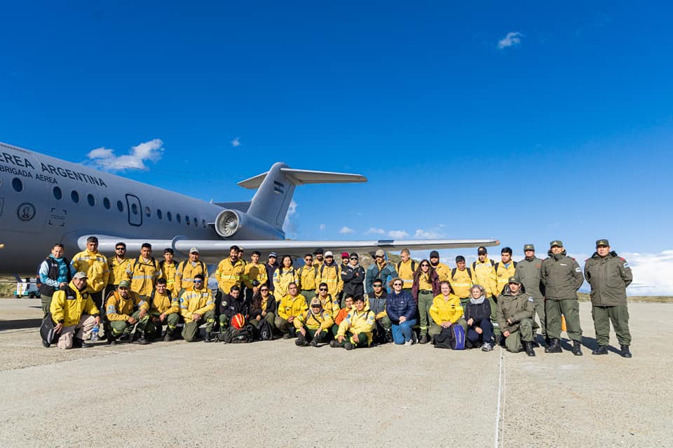 findelmundoar's tweet photo. En un vuelo coordinado por la Fuerza Aérea Argentina con el apoyo del @AmbienteNacion, arribaron los brigadistas y personal de apoyo técnico y logístico del SNMF a cargo de Carolina Juárez, Coordinadora de la Regional Patagonia, para sumarse al operativo en el Corazón de la Isla. https://t.co/JWXR6T5NyR