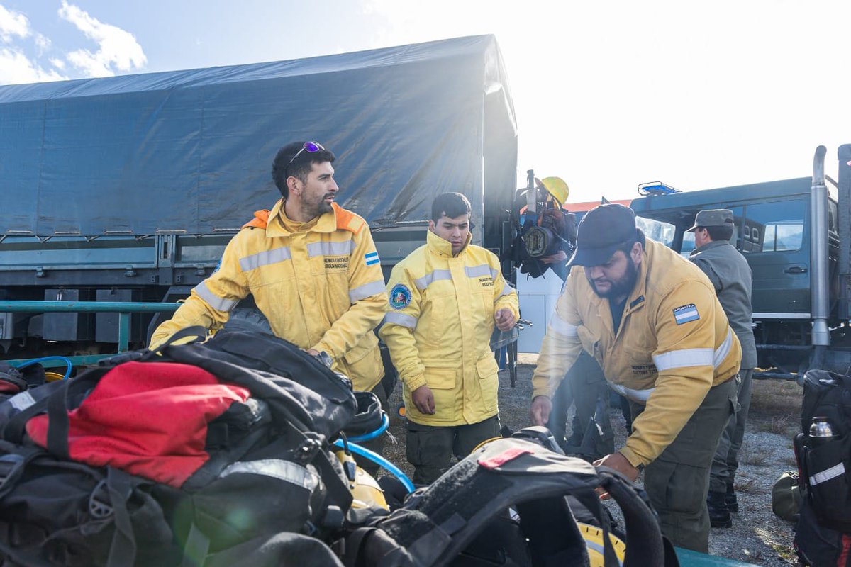 findelmundoar's tweet photo. Además del personal se trasladaron más de 5 toneladas de material para el combate del fuego.

El equipo ya se dirige a la ciudad de Tolhuin para coordinar nuevas acciones y, en las próximas horas estarán llegando el avión hidrante y los helicópteros con helibalde. https://t.co/6cSlo6y3s7