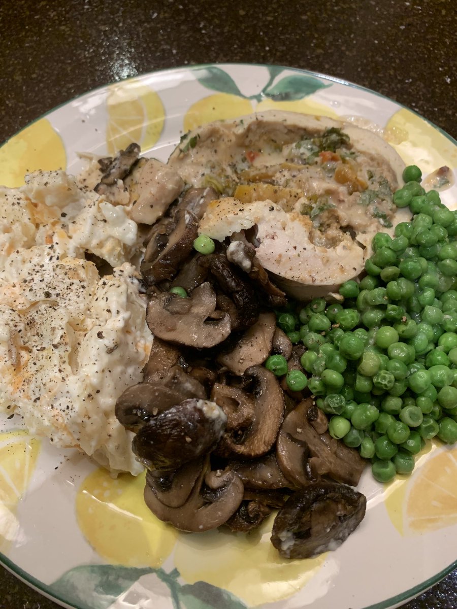 Such a cozy comfort dinner -Stuff Chicken, scalloped potatoes, mushrooms and peas! And I didn’t have raised more than my finger to hear reheat! Thank you Dutch Mill yet again!