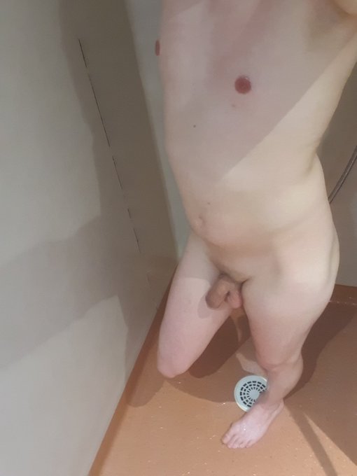 3 pic. Shower pics ! ? https://t.co/hj1YuvEKKs