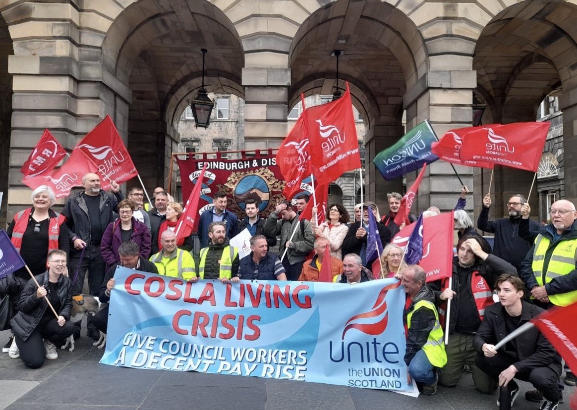 Hard-won progress for Scottish local authority workers

“Both in Glasgow and Edinburgh, strike support groups grew as part of these strikes which formed one piece in a wider nationwide strike wave.” ✊🚩🔥

challenge-magazine.org/2022/12/04/har…