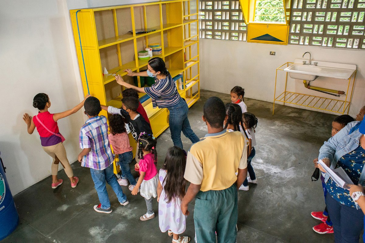 Comedores comunitarios Alimenta La Solidaridad es un proyecto que busca proveer de seguridad alimentaria a cientos de niños y niñas de Venezuela a través de la arquitectura.

🔎 Conoce más sobre el proyecto premiado en la #XIIBIAU en el #VisorBIAU: bit.ly/comedores-comu…