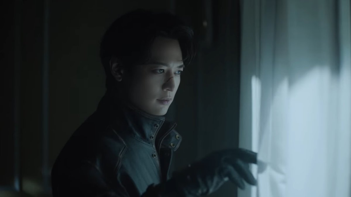 allkpop's tweet photo. #SHINee's #Minho faces the 'Illusion of Reality' in intro film for 'Chase' 
https://t.co/lsmhkBd4kx https://t.co/YOTbaza5AC