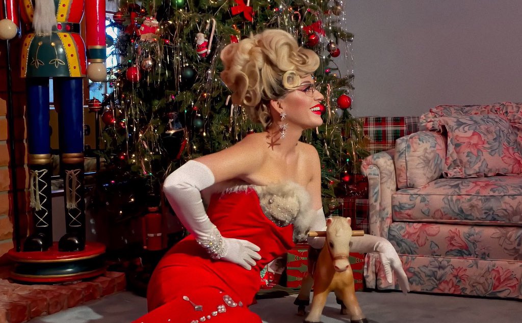 todaykatyp's tweet photo. “Cozy Little Christmas” received 577,755 streams on Spotify in the last 24 hours. https://t.co/LyX9GH75kJ