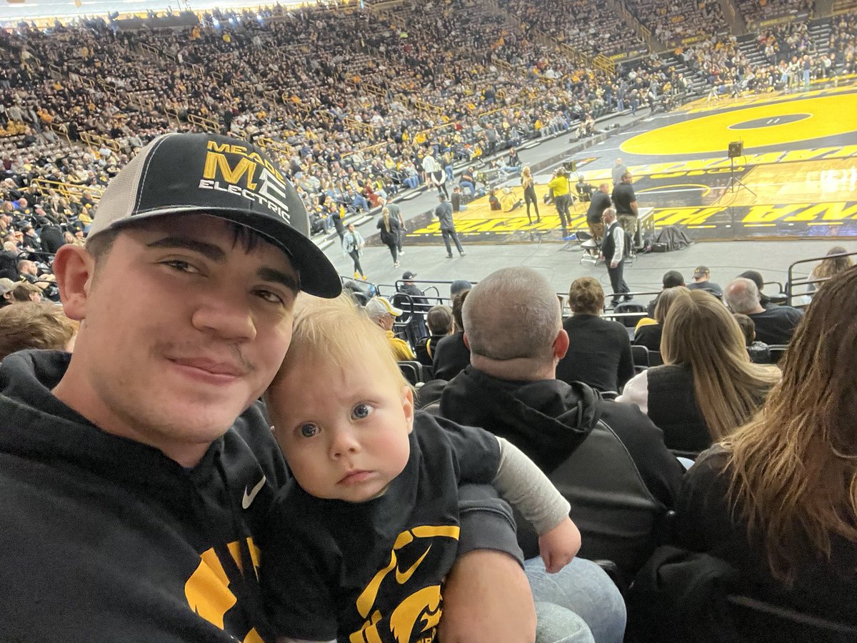 maxmeade_'s tweet photo. Becketts first Iowa meet! 
#FightforIowa #GoHawks #FreeTheLee https://t.co/m2FLrHAXsr