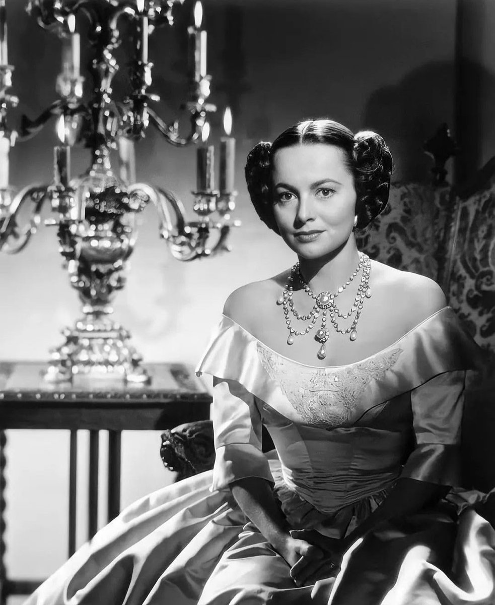 JuanmadelaPoza's tweet photo. #OliviaDeHavilland en una fotografía publicitaria de #MiPrimaRaquel (#MyCousinRachel, 1952), de #HenryKoster. #Melodrama excelente que logra plasmar en imágenes buena parte de ese universo entre misterioso y fantasmal que impregna la #Novela del mismo título de #DaphneDuMarier. https://t.co/v8Rxop2MSY