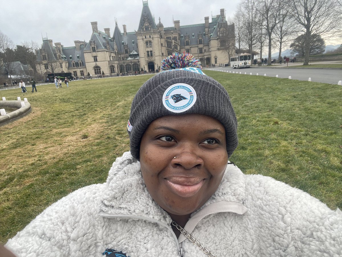 CarolinaGurl_15's tweet photo. Enjoying the @BiltmoreEstate while wearing my @Panthers gear ! #NCBest https://t.co/vf5p5BYVhg