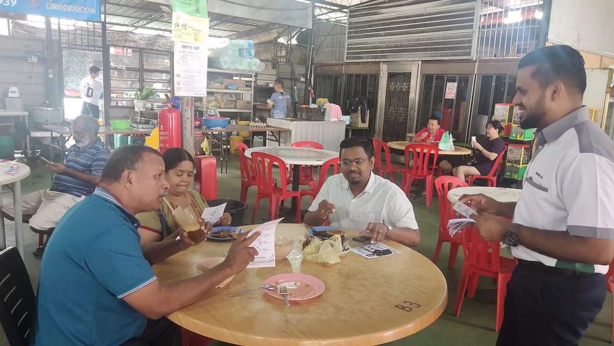anandaak025's tweet photo. 04/12/2022, 9.15pg (Part2)
Walkabout ke Pasar Pagi Lunas.
ANANDA AK, CALON NO.5
P017 - PADANG SERAI
UNDILAH 
CALON BEBAS (LAMBANG KUDA)
#AK
#P017PadangSerai
#PadangSeraiKu
#CalonNo5
#DaripadaRakyatUntukRakyat
#SatuKaliLah
#MalaysiaKuBahagia
#PRU15
#aspirasipadangserai https://t.co/hub9dmltMD