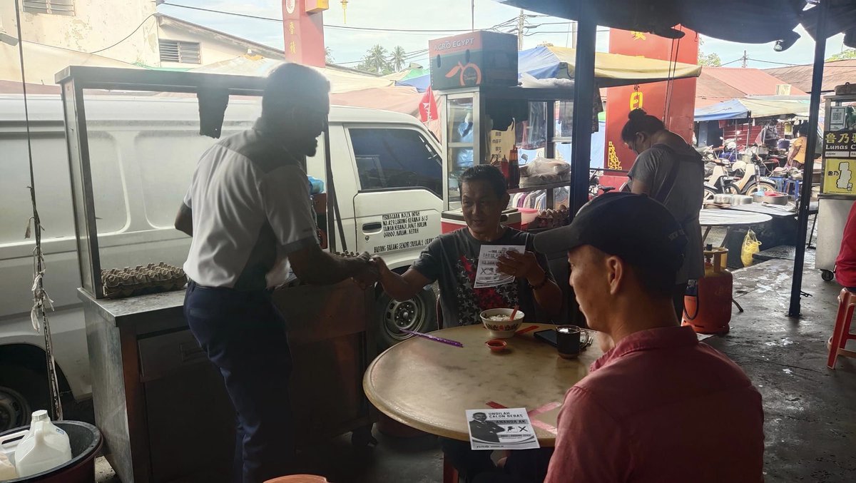 anandaak025's tweet photo. 04/12/2022, 9.15pg (Part5)
Walkabout ke Pasar Pagi Lunas.
ANANDA AK, CALON NO.5
P017 - PADANG SERAI
UNDILAH 
CALON BEBAS (LAMBANG KUDA)
#AK
#P017PadangSerai
#PadangSeraiKu
#CalonNo5
#DaripadaRakyatUntukRakyat
#SatuKaliLah
#MalaysiaKuBahagia
#PRU15
#aspirasipadangserai https://t.co/gDiL5SOiWD