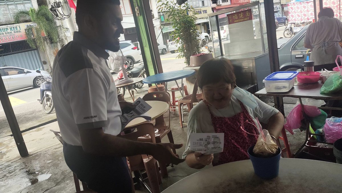 anandaak025's tweet photo. 04/12/2022, 9.15pg (Part9)
Walkabout ke Pasar Pagi Lunas.
ANANDA AK, CALON NO.5
P017 - PADANG SERAI
UNDILAH 
CALON BEBAS (LAMBANG KUDA)
#AK
#P017PadangSerai
#PadangSeraiKu
#CalonNo5
#DaripadaRakyatUntukRakyat
#SatuKaliLah
#MalaysiaKuBahagia
#PRU15
#aspirasipadangserai https://t.co/FnDnYqW5b9