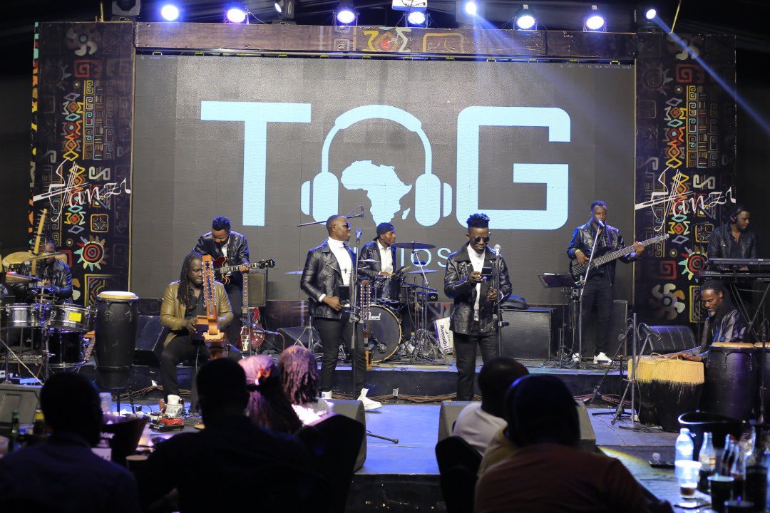 Happening right now is the <a href="/JanziBand/">Janzi</a> squad entertaining revealers at <a href="/MotiveUG/">Maynor Mendoza</a> . Sunday evenings are for cool band musics !! 

 #janzibandrendition