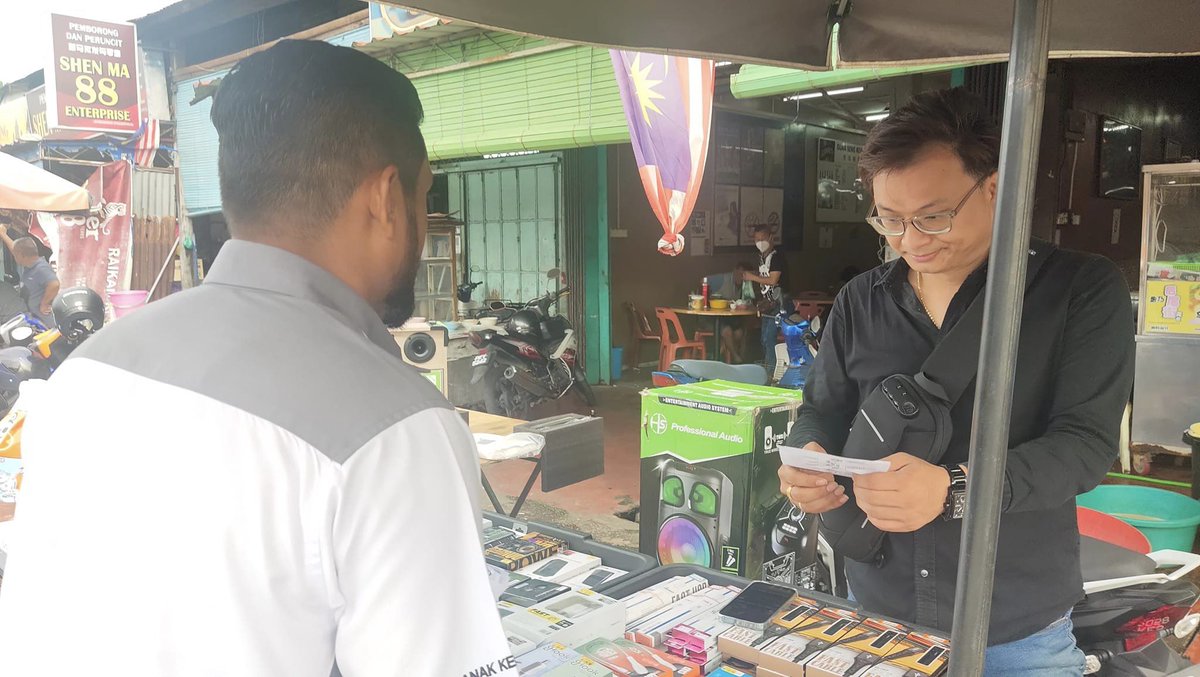 anandaak025's tweet photo. 04/12/2022, 9.15pg (Part11)
Walkabout ke Pasar Pagi Lunas.
ANANDA AK, CALON NO.5
P017 - PADANG SERAI
UNDILAH 
CALON BEBAS (LAMBANG KUDA)
#AK
#P017PadangSerai
#PadangSeraiKu
#CalonNo5
#DaripadaRakyatUntukRakyat
#SatuKaliLah
#MalaysiaKuBahagia
#PRU15
#aspirasipadangserai https://t.co/pKbm7czciS