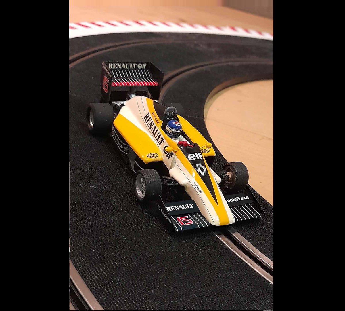 Hoy es un día triste. Se fue Patrick Tambay, uno de los pilotos preferidos de mi infancia.

Este es mi humilde homenaje, un F1 de mi colección realizado con papel y plastilina en aquella época.