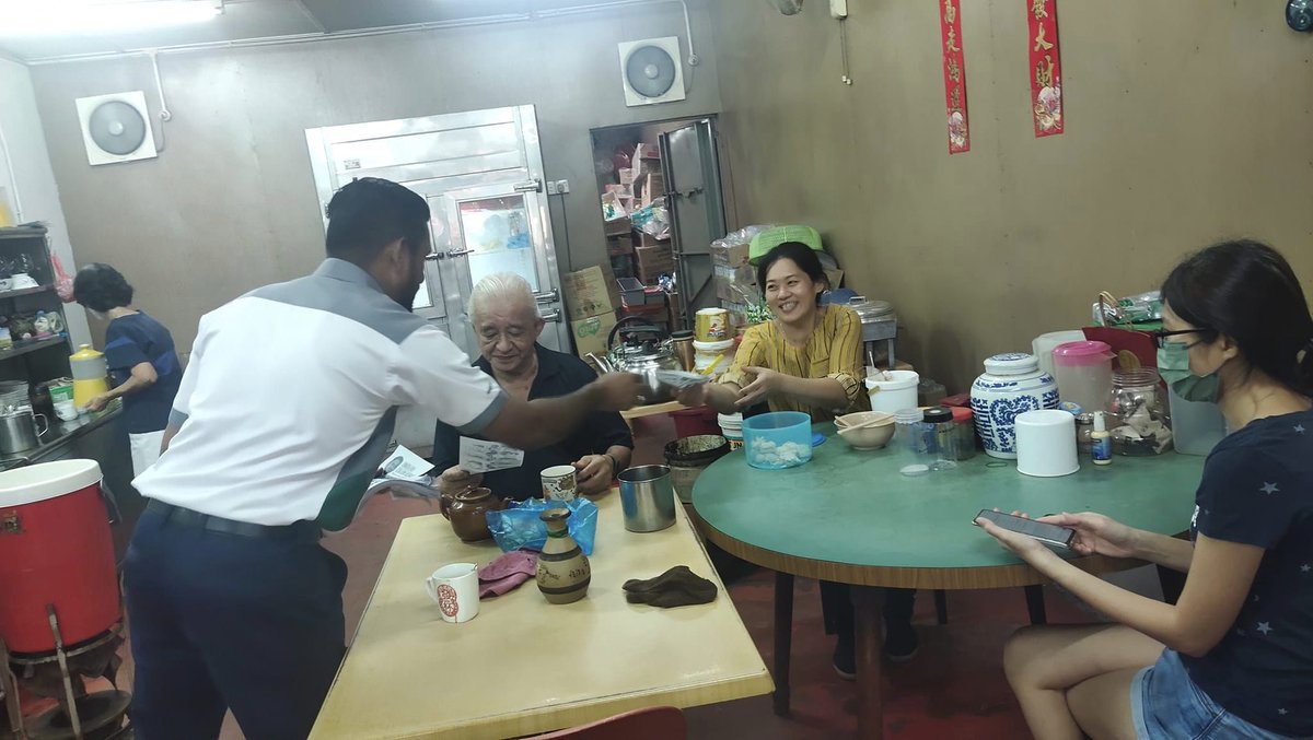 anandaak025's tweet photo. 04/12/2022, 9.15pg (Part13)
Walkabout ke Pasar Pagi Lunas.
ANANDA AK, CALON NO.5
P017 - PADANG SERAI
UNDILAH 
CALON BEBAS (LAMBANG KUDA)
#AK
#P017PadangSerai
#PadangSeraiKu
#CalonNo5
#DaripadaRakyatUntukRakyat
#SatuKaliLah
#MalaysiaKuBahagia
#PRU15
#aspirasipadangserai https://t.co/mneP9LjinX