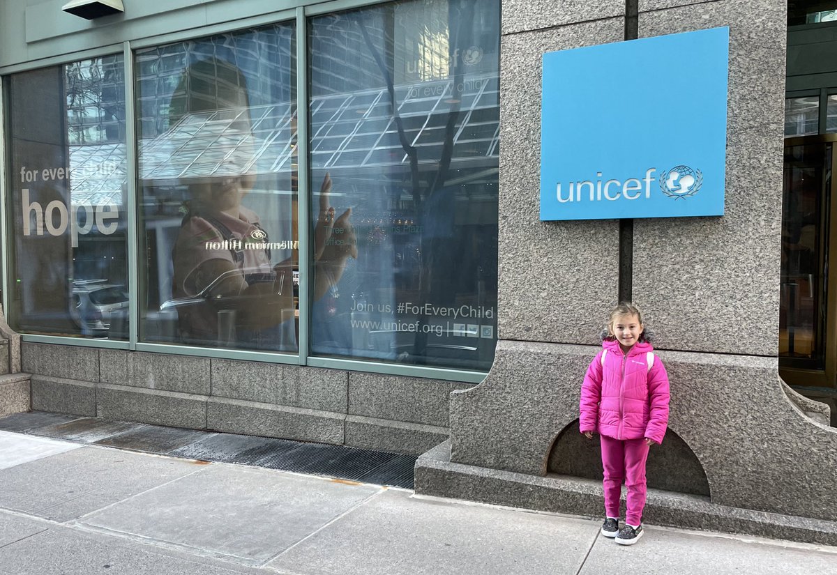 LindaHume10's tweet photo. We are continuing to take brain breaks @JGB_Library using @UNICEF #KidPowerUps. Students get a movement break & we help feed malnourished kids.
This sweet student saw the @UNICEF building on her trip to NY & sent a picture.
#KidsMakingADifference ๐ https://t.co/0DSCkU7yr6