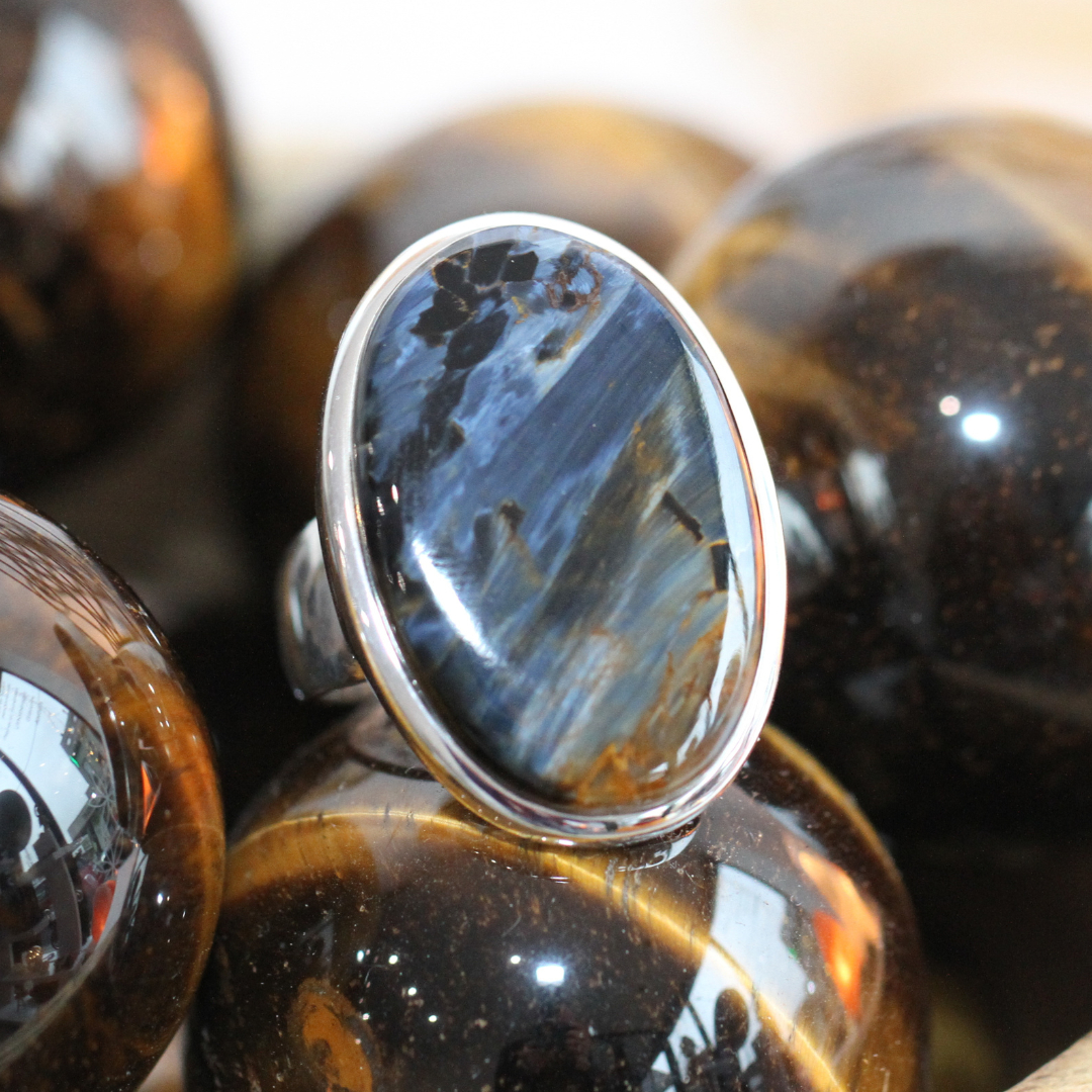 LumaCreation's tweet photo. Bague en argent 925 et piétersite. Pierre composée d'un mélange d'oeil de faucon et d'oeil de tigre. 

#bagues #pietersite #pierrenaturelle #bijoux #Pietersite #pietersitestone #pietersitegemstone #pietersitecrystal #pietersiteforsale #pietersitecgems #gemstones #gemstone #gem https://t.co/r2y2EPxoPA