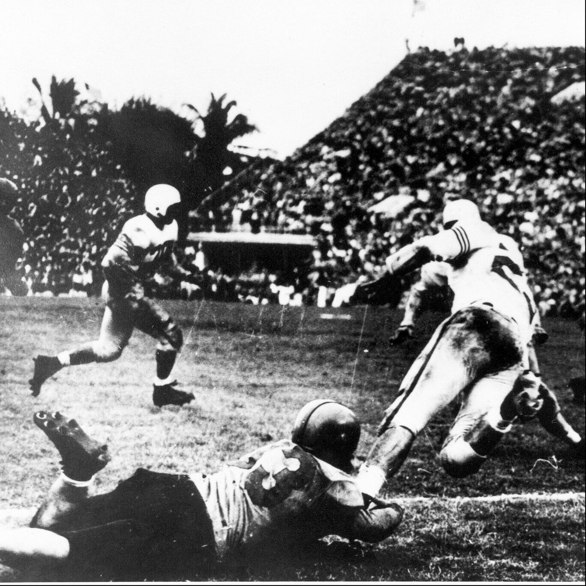 apthirteen's tweet photo. OFFICIAL: #7 Clemson is headed back to the Orange Bowl where they will face #6 Tennessee in the orangest Orange Bowl ever.

The Tigers will be looking for their 5th Orange Bowl win in program history. 🍊 https://t.co/PDiRvD0o0o