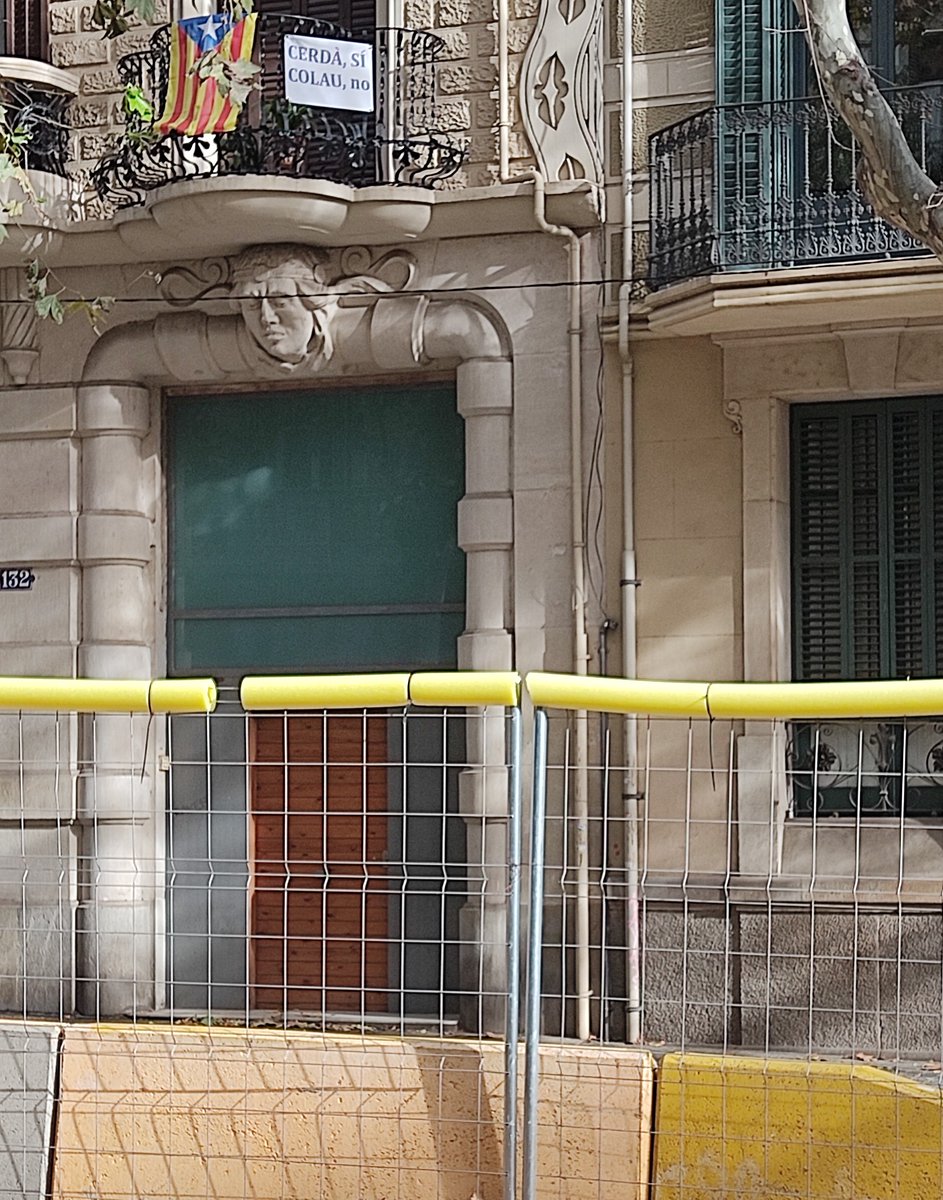 elvpane's tweet photo. @EugeniMadu @EnricManyer Quin greu!!! Com pot ser que permetem aquesta destrossa de #barcelona !!! A la cantonada de sota he fet aquesta foto pel cartell del balcó #edificis #pisosturistics #fonsvoltor #prouespeculacio https://t.co/Poh4r0r29m
