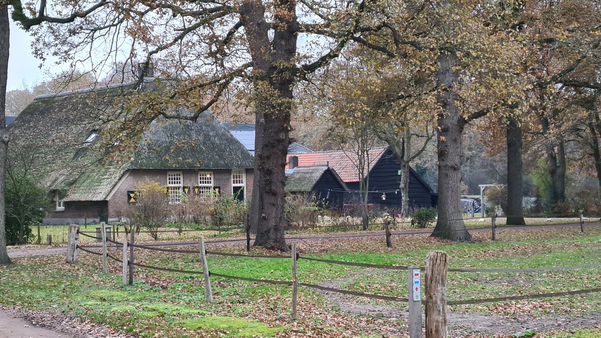 maxschurink's tweet photo. Vanmiddag voor de 3e keer in m'n wandelcarrière @tragetochten Eerde gelopen. Opnieuw genoten van prachtige oude boerderijen, kleinschalig glooiend landschap, oude eiken en lanen. Geen pareltje, maar een parel deze @tragetochten ! https://t.co/u4dKN2nibu