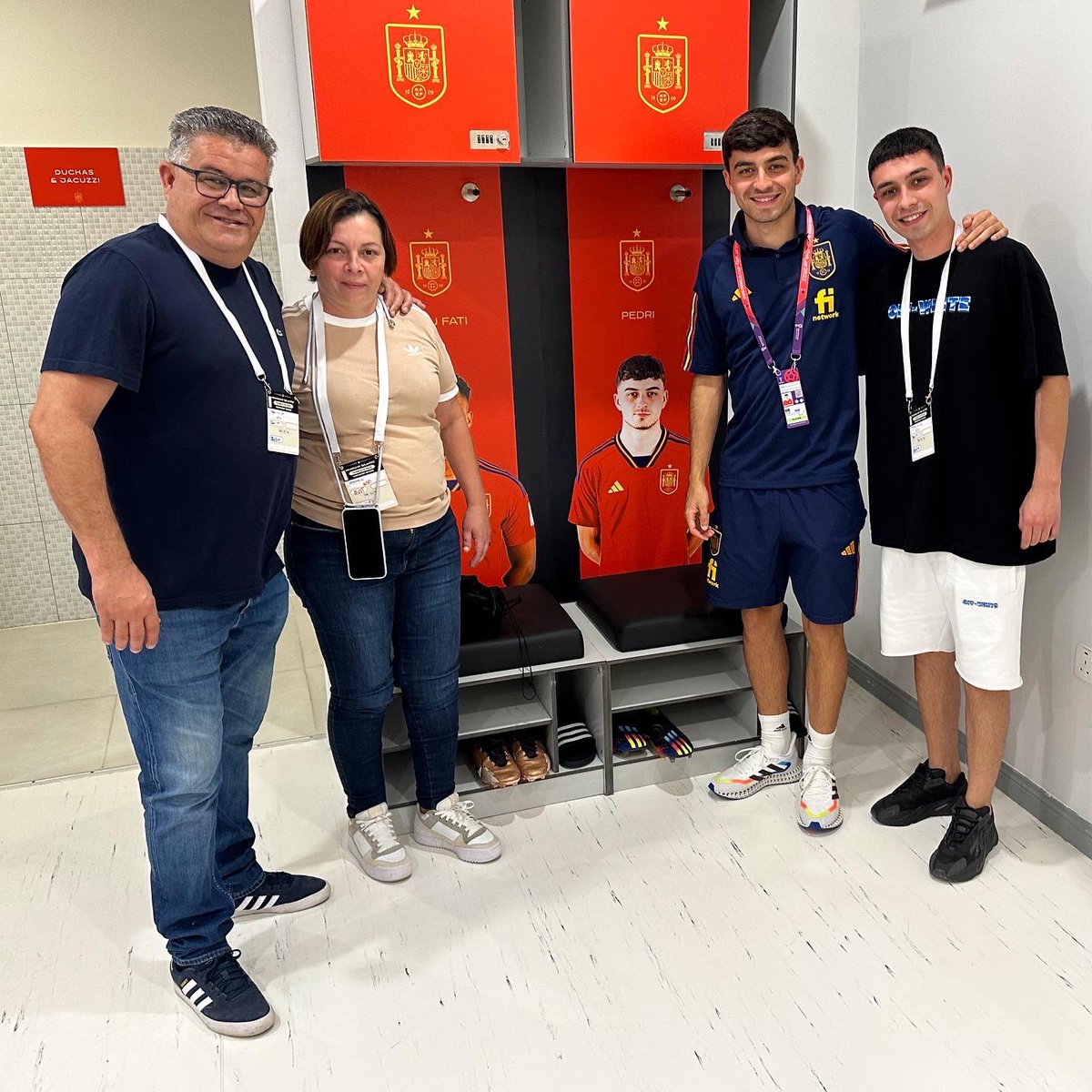 Pedri's tweet photo. Mi gente ❤️💛❤️ https://t.co/3FlXFdswZO