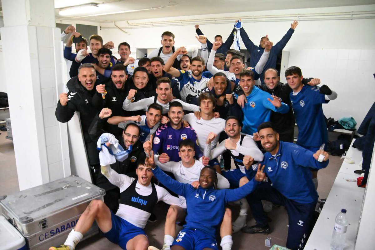 CESabadell's tweet photo. 💙 Un equip i l’esperit de més de 350 Arlequinats 🤍

#SomDelSabadell https://t.co/b6rJJLdDeC