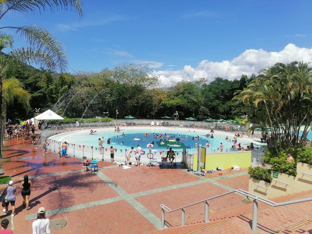 INDERMEDELLIN's tweet photo. 😄🏊♀️💧Diversidad y diversión 💚
1.320 personas de la comuna 4 disfrutaron de la Salida Recreativa a Los Tamarindos priorizada con recursos de Presupuesto Participativo. Usuarios con discapacidad, comunidad afro y LGTBIQ+ compartieron en este encuentro. #INDERMedellín #PLyPP https://t.co/iF54yLbAEM