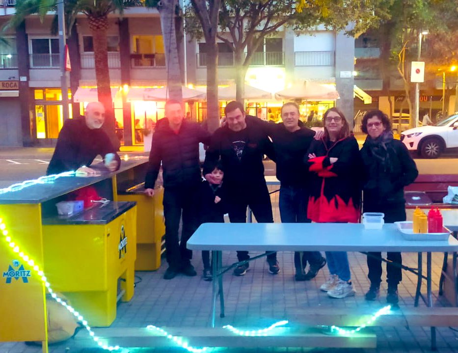 DiablesItaca's tweet photo. (2/7) Primer, el nostre agraïment infinit a les moltíssimes famílies de la colla que durant molts mesos han treballat de valent perquè la celebració espectacular d'ahir fos possible, i poder així compartir un moment tant especial amb totes les veïnes i infants del barri. https://t.co/2638RB6SQ5