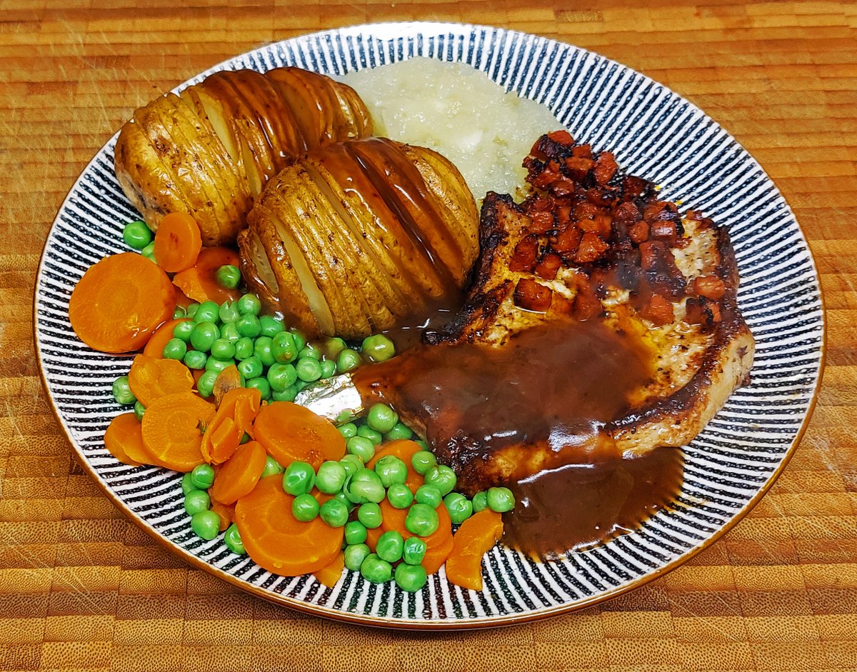 painterley's tweet photo. Pork chop with apple sauce, chorizo cubes, hassleback potatoes,peas, carrots, gravy. https://t.co/usAVKMDSJ0