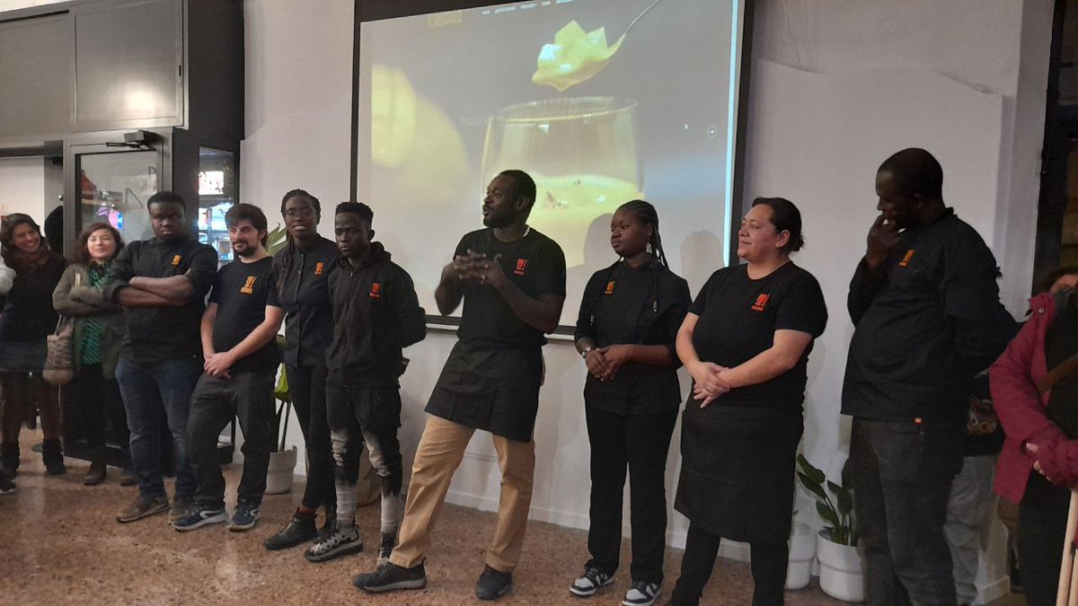 SantsCoop's tweet photo. Nou restaurant d'@abarkacoop al carrer Guadiana del barri de Sants. Cuina senegalesa i africana, divulgació cultural, creació de llocs de treball, punt de trobada per la comunitat. Activisme gastronòmic des de l'economia cooperativa migrant i antiracista!
https://t.co/nBnFcYqSbk https://t.co/oPOjvRpsab