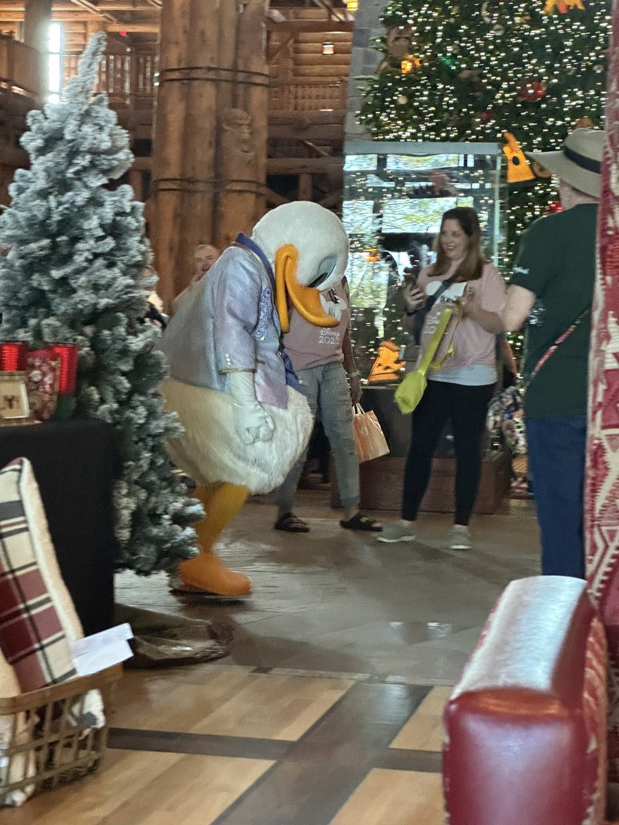 Tolkoto's tweet photo. Donald Duck just walked by but he’s pouting because his handler wouldn’t let him get a gingerbread cookie. https://t.co/50Alg9xzcb