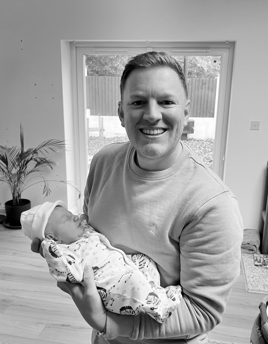 happy_matty86's tweet photo. Hanging out with my brand new day old niece! #Uncle #happymatty https://t.co/hI6qdgowIX