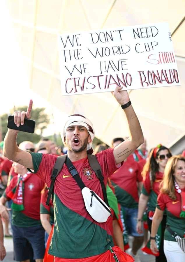 أحد مُشجعي المنتخب البرتغالي :

"نحن لا نحتاج كأس العالم
نحن نملك كريستيانو رونالدو."