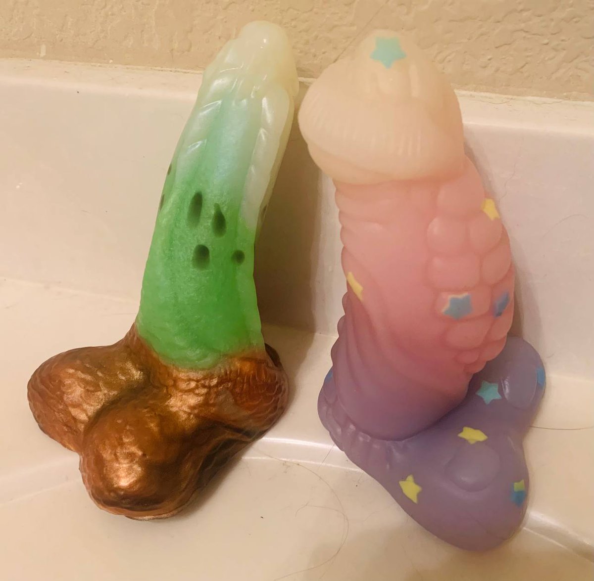 chimaerosexual's tweet photo. two of my black friday boys! I'm so happy to have finally grabbed something with the star mix-in. I love fruit-themed toys too so the kiwi Fang was a big need @GroveFantasy @Kudu_Voodoo https://t.co/BFRdyt9igZ