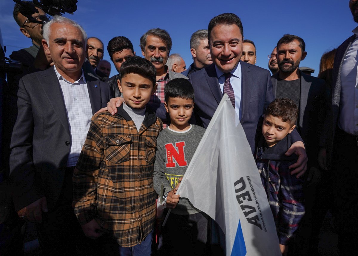 alibabacan's tweet photo. Adıyaman ile kavuştuk.

Filistin Caddesi'nde tarımdan ekonomiye, eğitimden altılı masaya, haktan, hukuktan adalete kadar birçok konuyu konuştuk.

Bizlere eşlik eden Adıyamanlı hemşehrilerimize teşekkür ediyorum. https://t.co/HyGEExffjW
