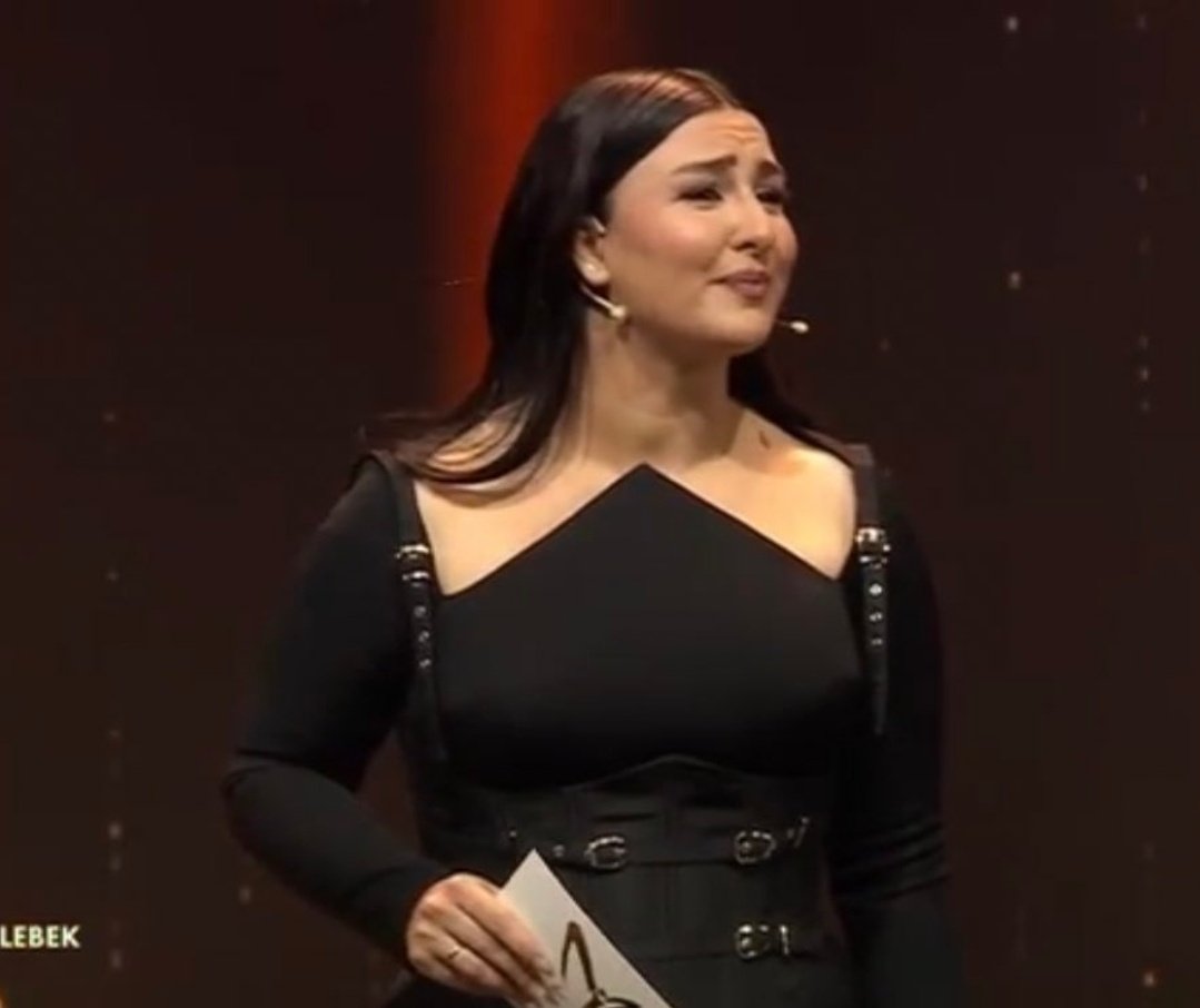 eysankocovali's tweet photo. Seneye EN İYI KADIN KOMEDİYEN ödülünün sahibi belli bence, Zengom, Yasom.

#PanteneAltınKelebek #YaseminSakallıoğlu https://t.co/KTT2M98DPh