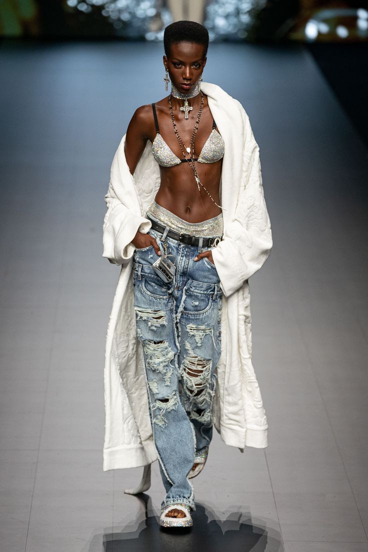 DvilCouture tweet media