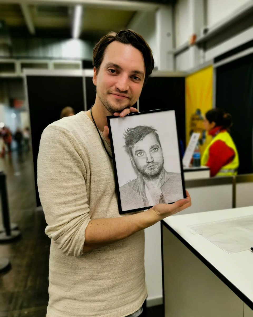 Richard with my gift for him. ❤️
It was an unforgettable experience. 
For such moments it is worth drawing and trying more and more. This is my fourth drawing of @RichardSHarmon, finally noticed. 🥰 I am very happy. 😊
#GermanComicCon #richardharmon #the100 #fanart