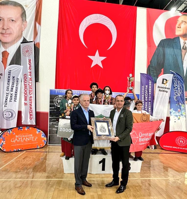 cengiztoksoz's tweet photo. Sezonun son müsabakasında miniklerimizi yalnız bırakmayarak, heyecanlarına ortak olan @gantepvaliligi Sn.Davut GÜL Vali'mize,desteklerinden dolayı @GaziantepBeld Bşk. Sn.Fatma ŞAHİN, @GSB_Gaziantep Sn. Muhittin ÖZBAY teşekkür ediyor, katılan tüm miniklerimizi tebrik ediyorum.🇹🇷🏹 https://t.co/BpAOVarYpt