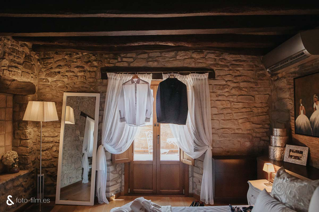 Hi ha nuvis que no nomès ho fan fàcil, sino que són capaços de donar-te un cop de mà el dia del seu casament.
.
📸🎥💛
.
#casament #oliveres #vilasendra #nitdesantjoan #revetlla
.
<a href="/produccionsmc/">ProduccionsMC</a>
<a href="/masiavilasendra/">Masia Vilasendra</a>
@iratxeperruquers
<a href="/ritualsjetaime/">Mariona Farrés</a>
@patrimartos13
<a href="/oscarrr/">oscarrr</a>