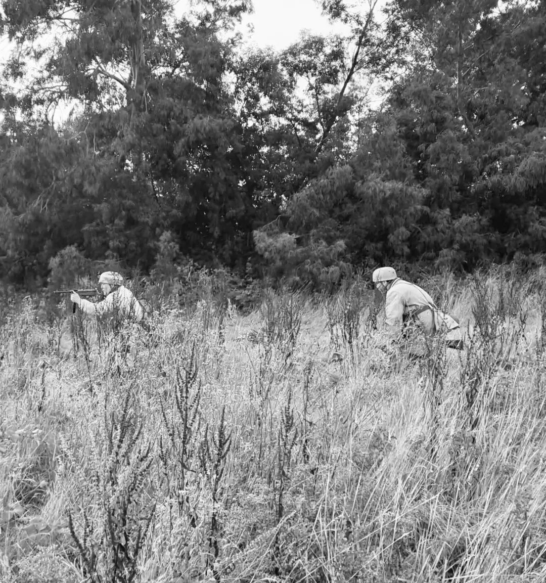 JasonJo16253734's tweet photo. Unterfeldweble Wright and Oberfeldweble Gluth move through the tall grass of a meadow
🚫 NON POLITICAL 🚫
#fallschirmjäger #reenacters #reenacter #ww2reenactment #reenactmentww2 #luftwaffe #blackandwhitephotography https://t.co/bYo3uYGm8n