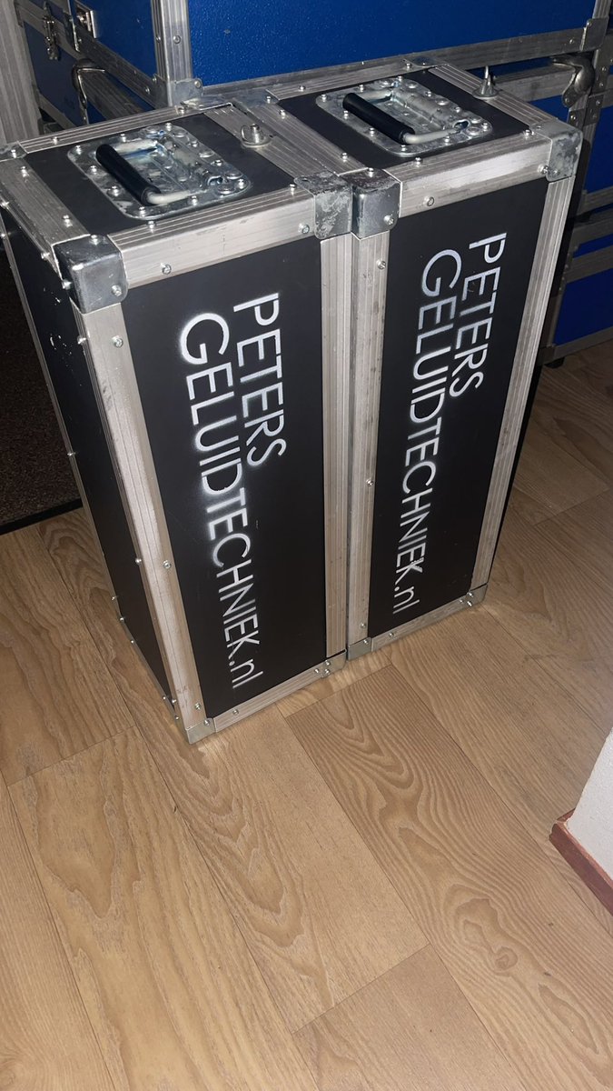 4X BOSE 402 TYPE 2 IN FLIGHTCASE. De ijzeren rooster blijken veel kwetsbaarder dan doek (type 1).
Goed ter behoud van de roosters. Behuizing van 402’s zijn al “hufter proof”.

De “all weather” luidsprekers voelen zich heerlijk thuis in regen, sneeuw en zand.