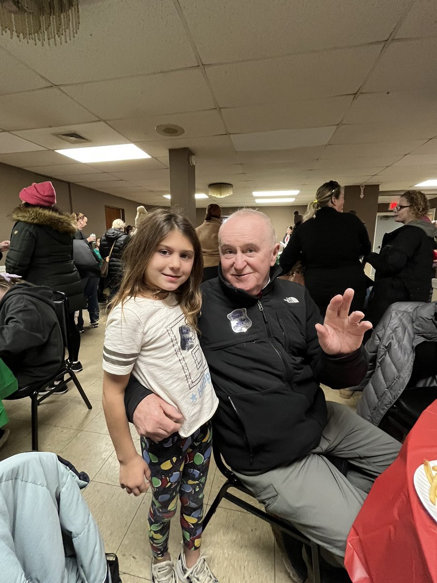 BCEengagement's tweet photo. Celebrating a great 🎄 in #dorchester #adamscorner #C11 @CityOfBoston! TY @MayorWu & @VisitBostonCity for bringing #commUNITY together for the holidays 🎅🤶#CommishCox @bostonpolice #MOP #BCE https://t.co/zR2UFJAoHl