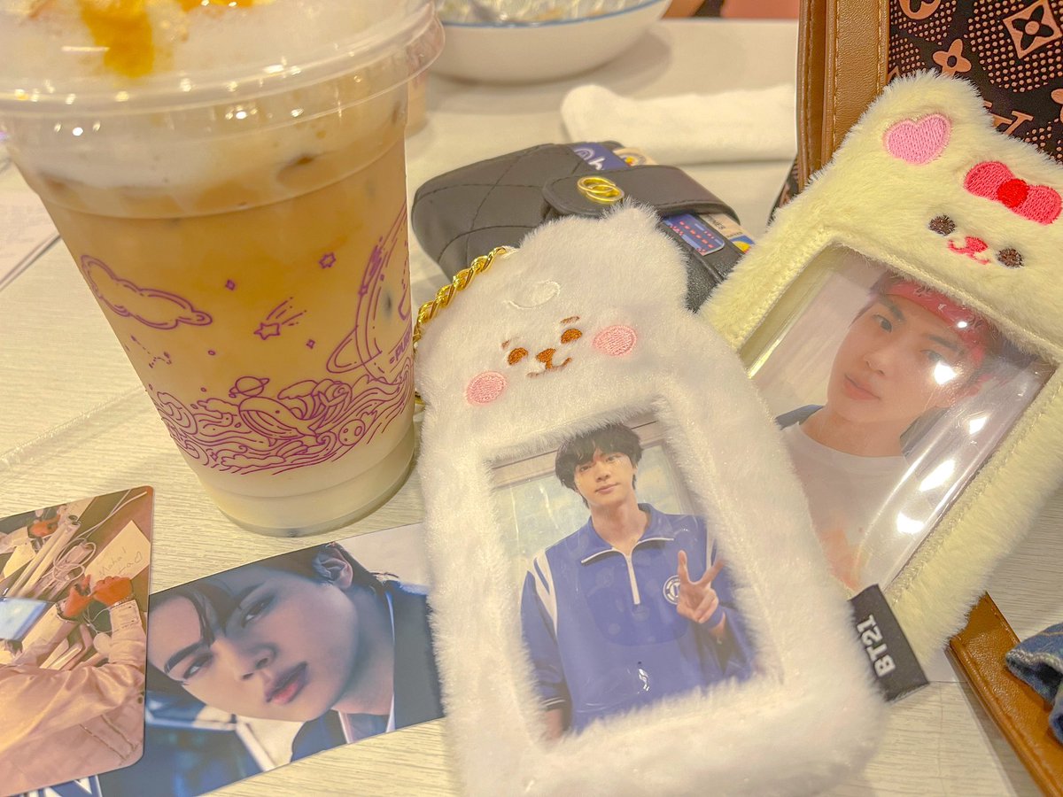 thank u @TINYM000N and @seokjiniwife for accompanying me and @AllukaNanika7 to celebrate our Nini's special day. ♡︎

@Purple7Cafe —

#SuperstarJinDay
#TheAstronautDay