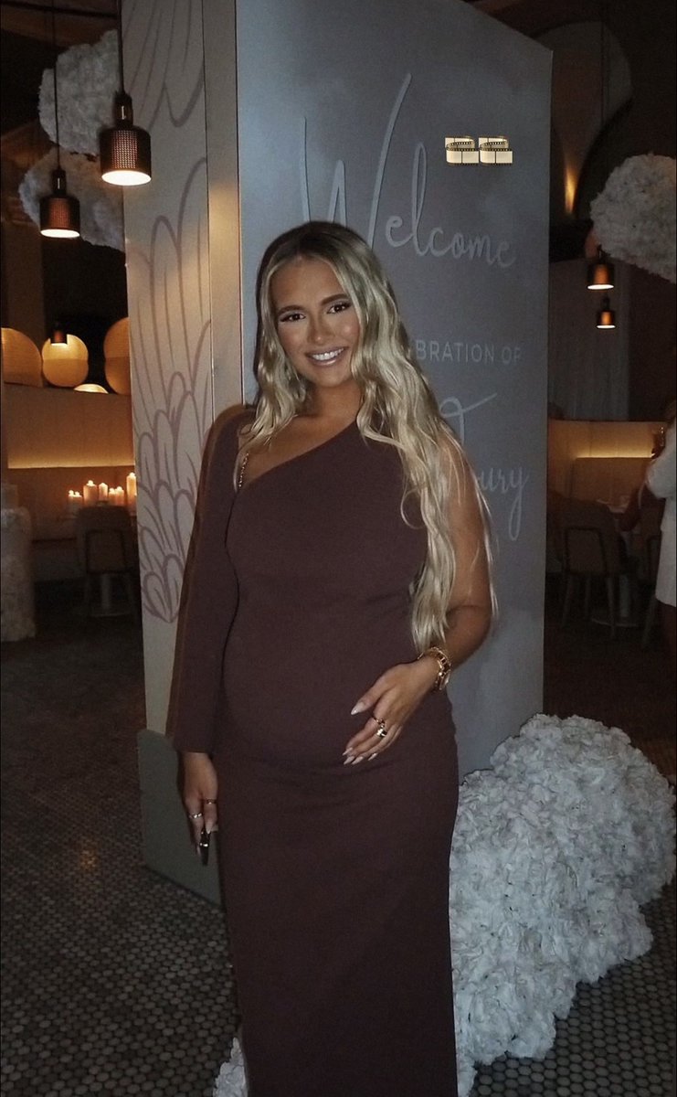 OfficialPLT's tweet image. Molly-Mae at her baby shower 🍼💗👼🏼 Our baby mama is glowing ✨