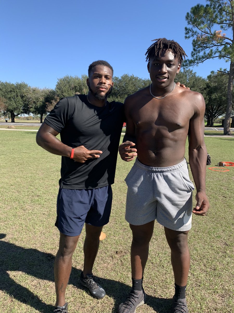 ForwardAthletes's tweet image. Had the opportunity to work with @samueljamesWi over Thanksgiving Break, a week later he goes out and wins MVP at the @PrepRedzoneIL Camp! Proud of you Soulja 💪🏾⚡️ We back in the lab soon 🤫 #TrainToExcel #BecomeElite
