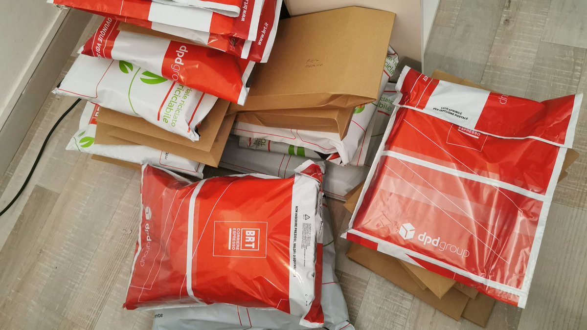 Half job is done. But gifting independent #magazines looks like a new lovely #christmas habit.

#indiemag #frabs #frabslife #ecommercewebsite #ecommercebusiness #editoria #riviste #magazine #magazinecover