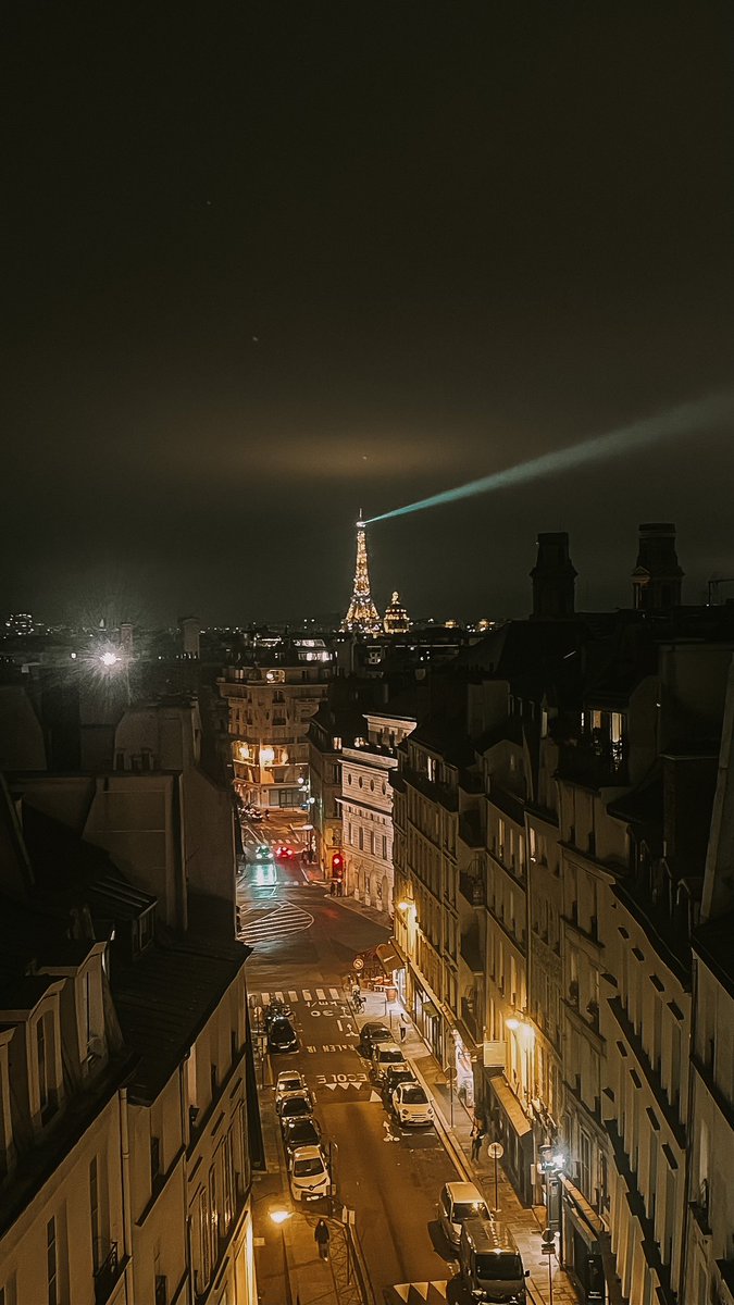 hi friends, i’m in Paris 🥰