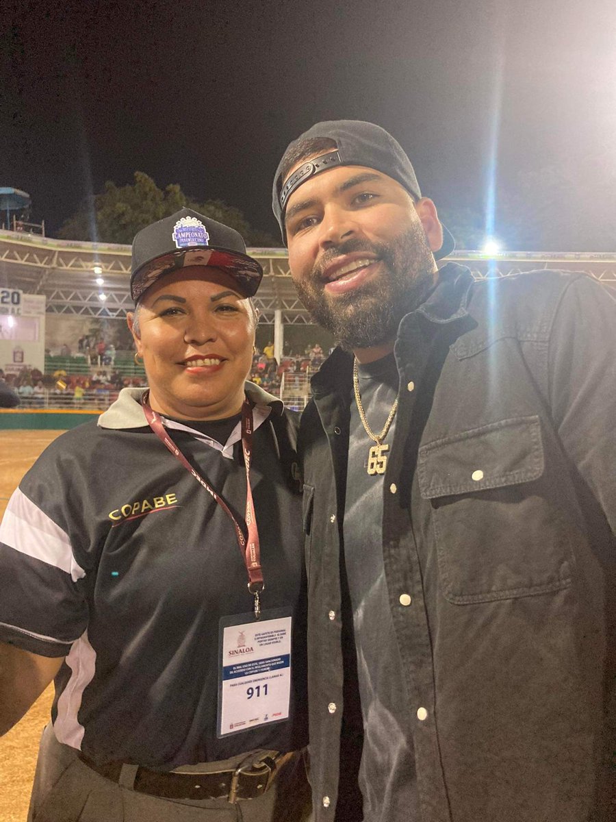 osunaalicia76's tweet photo. Aquí con grandes jugadores profesionales de béisbol Sinaloenses #OLIVERPEREZ CULIACÁN Y #JOSEURQUIDY MAZATLÁN grandes satisfacciones y amigos deja el #BÉISBOL⚾️⚾️⚾️⚾️ https://t.co/zortXzhwXz