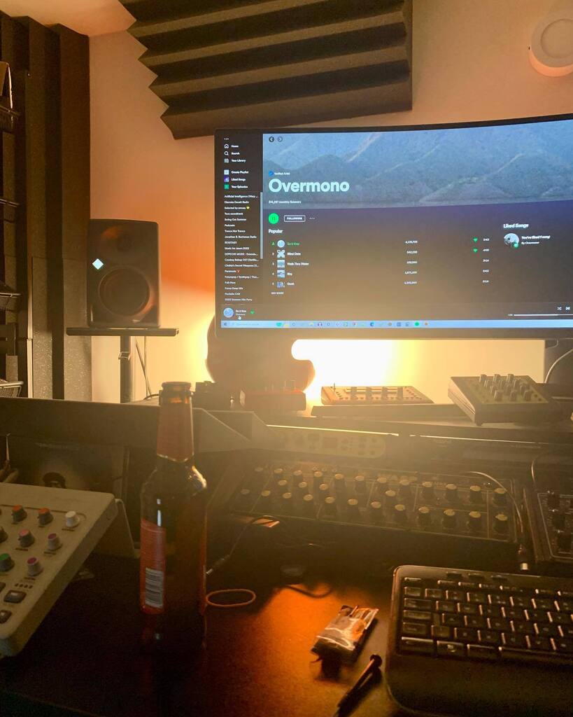 discretedeceit's tweet photo. Studio listening #overmono @overmono https://t.co/WKWnEwKnoK https://t.co/Gu3pOKu6re